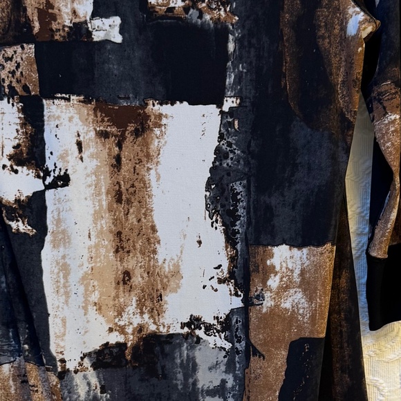 Eva Varro - Tunic with Shark-Bite Hem - Picture 2 of 5